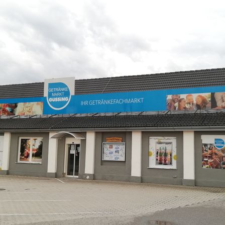 Bild enthält, Advertisement, Architecture, Building, Person, Shop