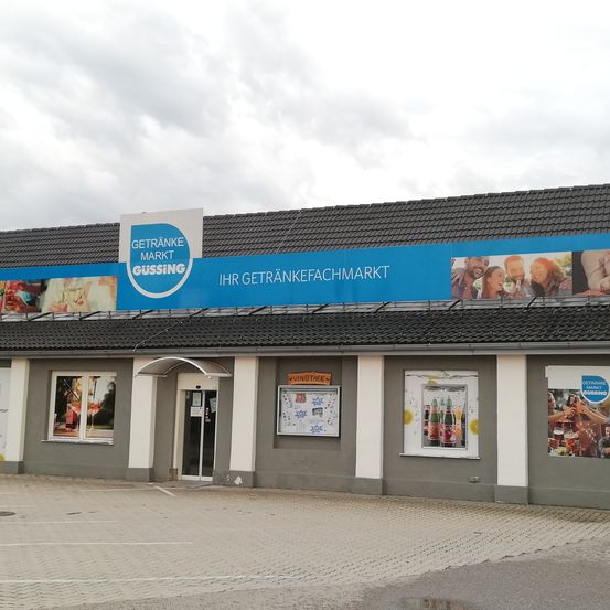 Bild enthält, Advertisement, Architecture, Building, Person, Shop