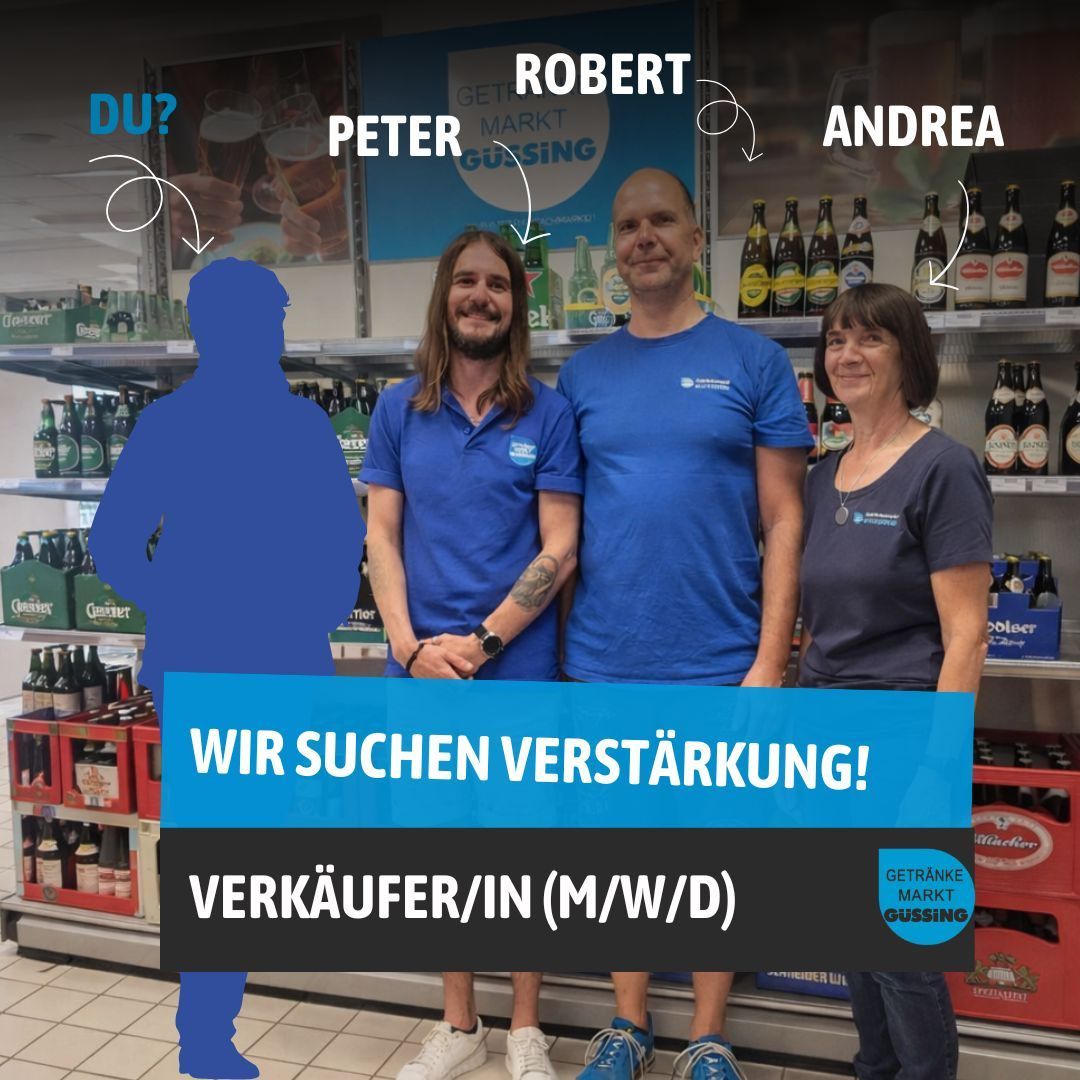 Drei Personen stehen in einem Geschäft, vor ihnen ein blauer Banner. Der Mann links ist Peter, der Mann in der Mitte ist Robert und die Frau rechts ist Andrea.