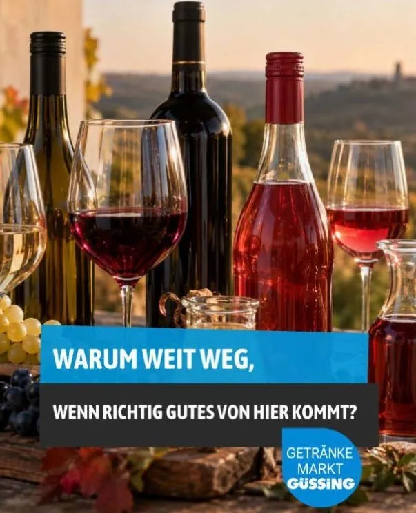 Ein Tisch voller Weinflaschen und Gläser, mit einem Weinberg im Hintergrund.