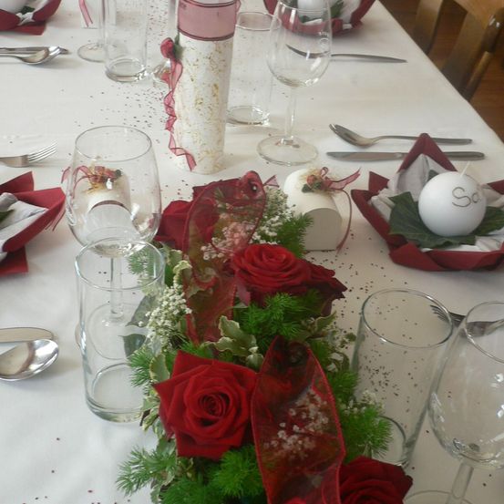Bild enthält, Dining Table, Table, Flower, Flower Arrangement, Rose, Glass, Flower Bouquet, Fork, Pottery, Dining Room