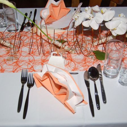 Bild enthält, Cutlery, Fork, Dining Table, Table, Flower, Flower Arrangement, Tabletop, Knife, Cup, Spoon