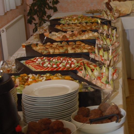 Bild enthält, Buffet, Cafeteria, Food, Indoors, Meal, Restaurant, Lunch, Cup, Dish