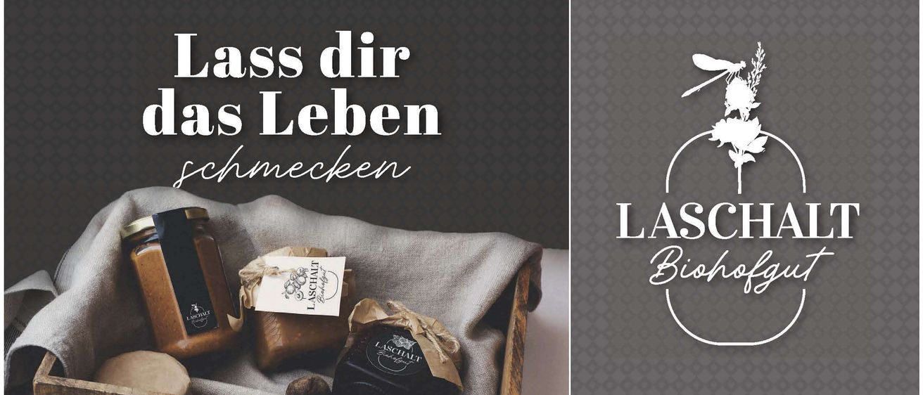 Ein Korb mit verschiedenen Artikeln mit Etiketten wie Laschalt und Biohof. Auf der linken Seite steht der Text 'Lass dir das Leben schmecken'. Auf der rechten Seite befindet sich ein Emblem mit einer Libelle und Blumen.