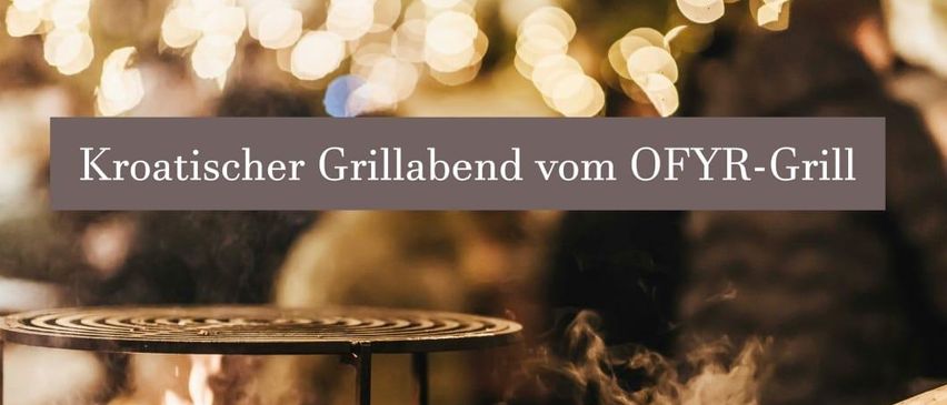 Ein Wok wird über einem offenen Feuer mit verschiedenen Fleischsorten, Gemüse und Kräutern gekocht. Das Datum auf dem Bild ist Montag, 11. August. Genießen Sie eine Auswahl an frisch gegrilltem Fleisch, Gemüse und Kräutern.