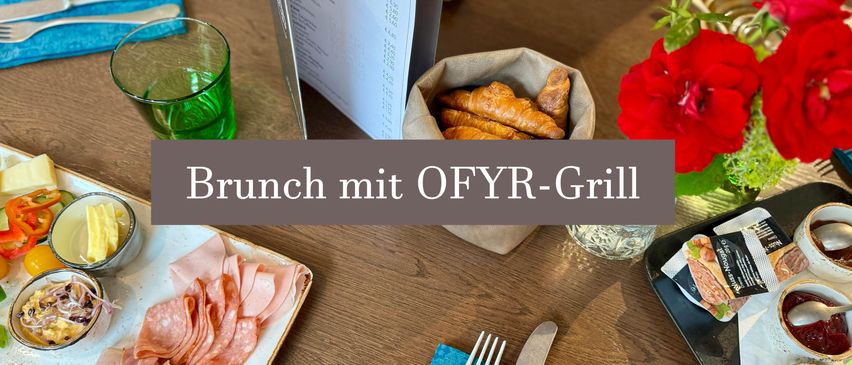 Ein Brunchtisch mit Fleisch, einer Blumenvase, einem Menü und einem Glas. Oben stehen die Worte 'Brunch mit OFYR-Grill'.