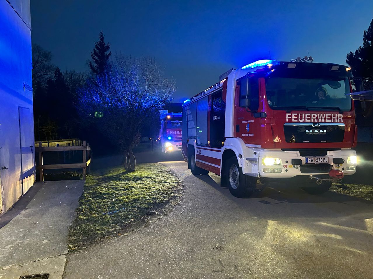 Bild enthält, Transportation, Truck, Vehicle, Bumper, Machine, Wheel, Building, Fire Truck, Fire Station, License Plate
