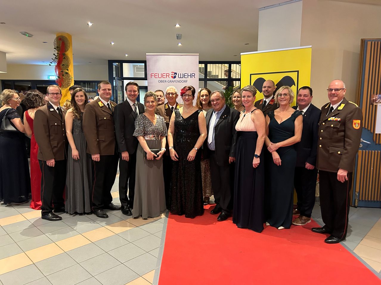 Bild enthält, Groupshot, Person, Adult, Male, Man, Female, Woman, Bride, Suit, Coat