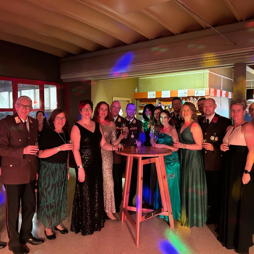 Bild enthält, Adult, Female, Person, Woman, Formal Wear, Suit, Urban, Dress, Male, Man