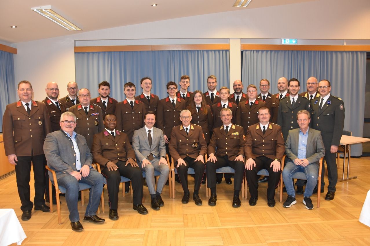 Bild enthält, People, Person, Groupshot, Pants, Adult, Male, Man, Suit, Officer, Coat