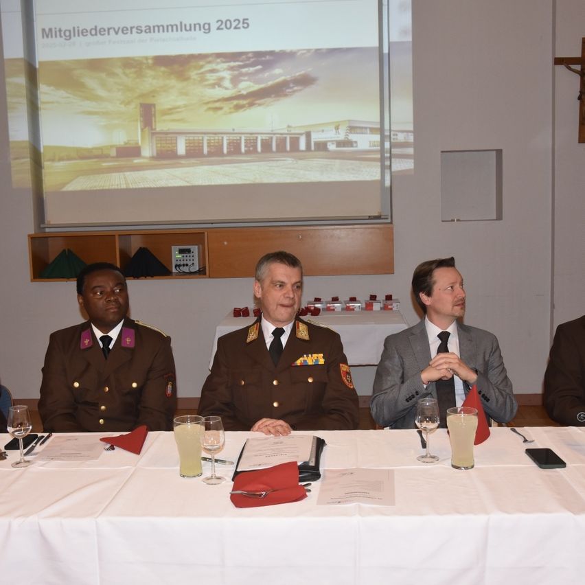 Bild enthält, People, Person, Adult, Male, Man, Crowd, Officer, Suit, Military, Face