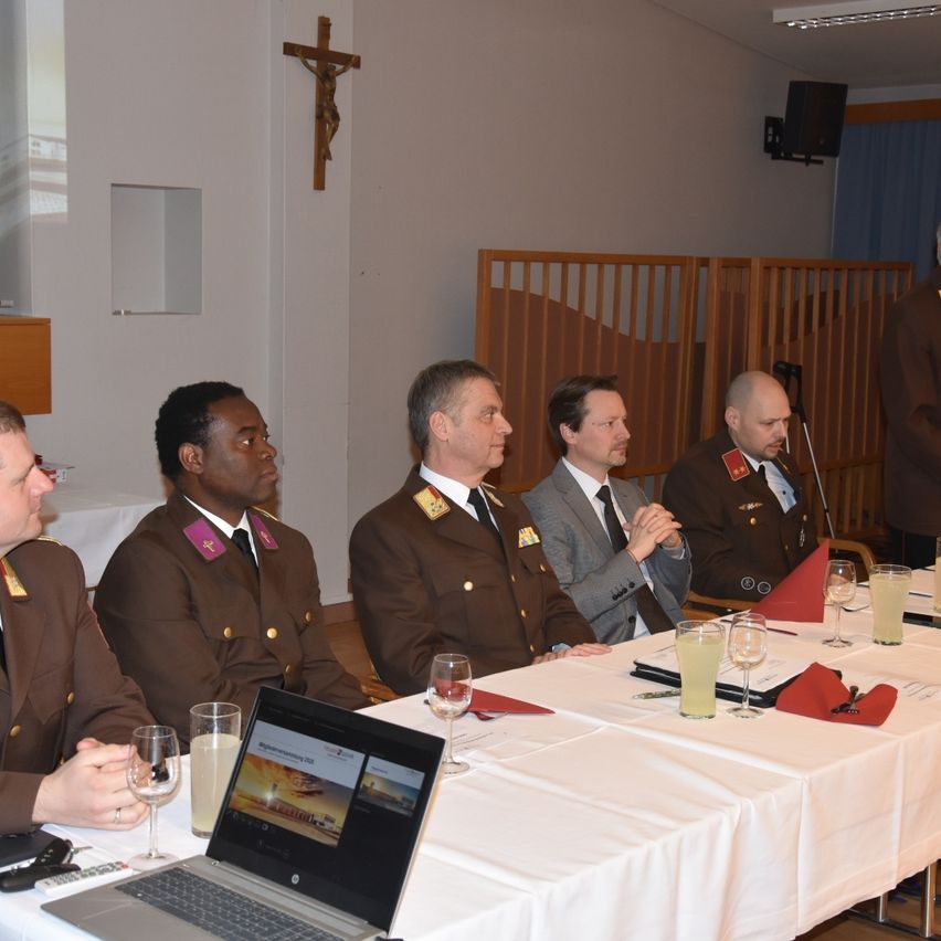 Bild enthält, Laptop, Adult, Male, Man, Person, People, Suit, Screen, Face, Table