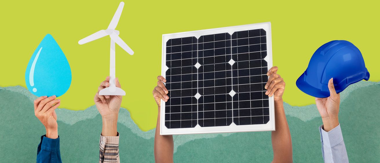 Zwei Hände halten ein Solarpanel und eine Windturbine vor einem grünen Hintergrund. Das Solarpanel ist schwarz mit weißen Rändern. Die Windturbine ist weiß.