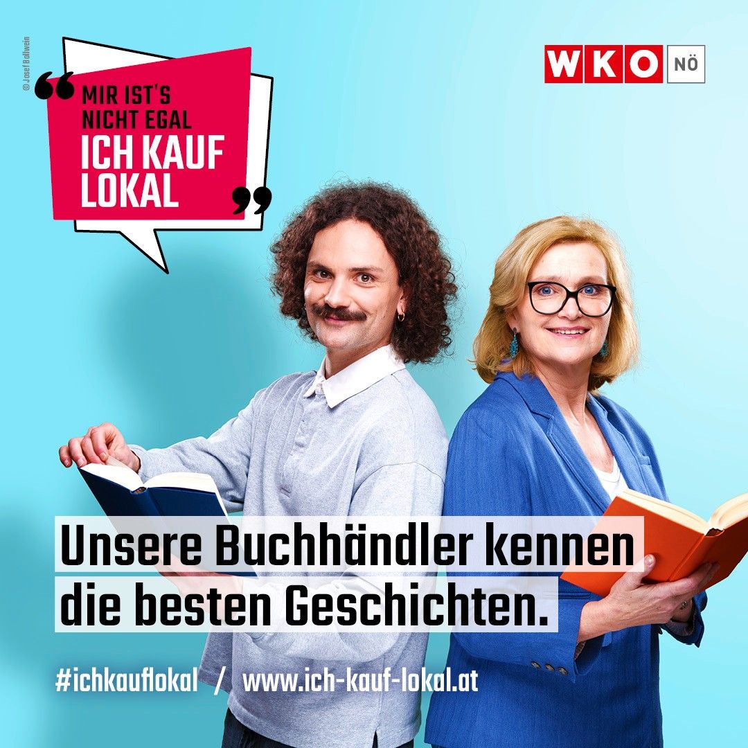 Zwei Menschen halten Bücher in den Händen und lächeln. Sie tragen Brillen, einer hat einen Schnurrbart. Sie scheinen für ein Foto zu posieren. Der Text 'Unsere Buchhändler kennen die besten Geschichten' steht in weißer Schrift auf blauem Hintergrund. Der Wasserzeichen 'WKO' ist oben rechts.
