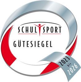 Das Schulsport Gutsiegel Logo zeigt einen silbernen Kreis mit einem roten und weißen Design, einem Personensymbol und dem Text 'SCHULSPORT GUTESIEGEL'. Darunter befindet sich ein Band mit den Jahren 2023 und 2026.
