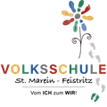 Eine bunte Blume aus Schuhsohlen mit dem Wort 'Volksschule' in mehrfarbigen Buchstaben darunter. Babyfußabdrücke sind um die Blume verstreut.