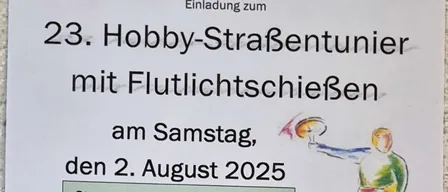 Ein Plakat kündigt den 23. Hobby-Straßenumzug mit Laternenumzug am Samstag, 2. August 2025 an. Die Anmeldung beginnt um 16.00 Uhr, die Anmeldung endet am 26. Juli 2025. Die Teilnahmegebühr beträgt 45 Euro. Ansprechpartner ist Erwin. Es werden gute Preise für Waren und Dienstleistungen erwartet.