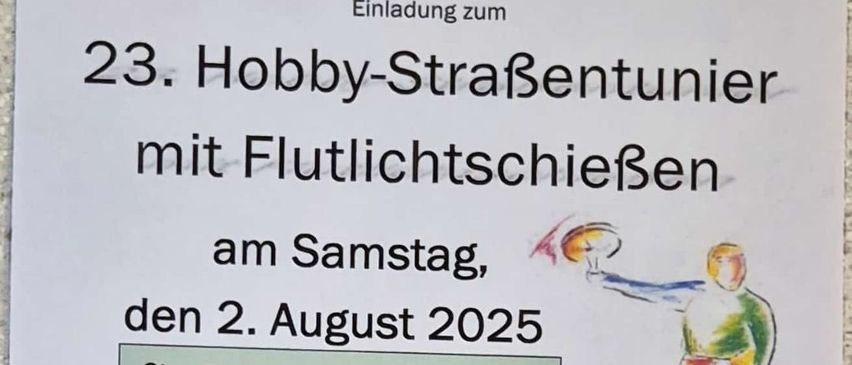 Ein Plakat kündigt den 23. Hobby-Straßenumzug mit Laternenumzug am Samstag, 2. August 2025 an. Die Anmeldung beginnt um 16.00 Uhr, die Anmeldung endet am 26. Juli 2025. Die Teilnahmegebühr beträgt 45 Euro. Ansprechpartner ist Erwin. Es werden gute Preise für Waren und Dienstleistungen erwartet.