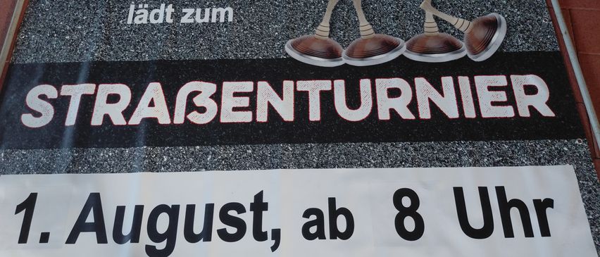 Ein Plakat bewirbt ein Fassturnier in Wetzelsdorf im August, ab 8 Uhr.