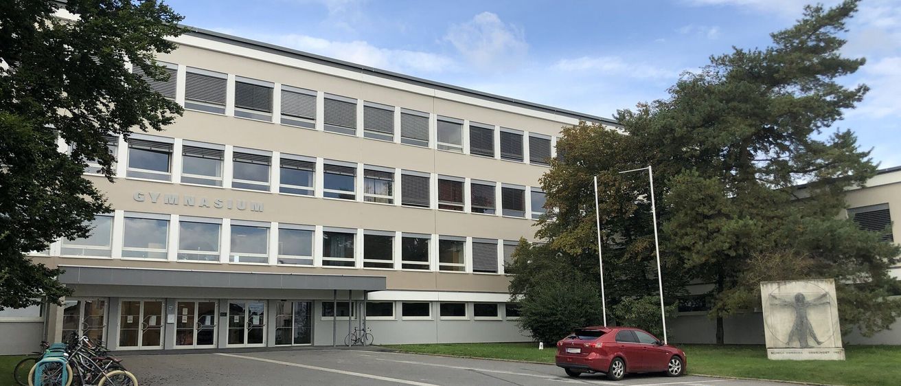 Bild enthält, Architecture, Building, Office Building, Car, Vehicle, Machine, Wheel, Bicycle, Person, City