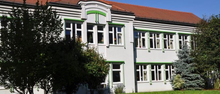 Bild enthält, Grass, Plant, Building, City, Housing, Bay Window, Window, Urban, House, Lawn