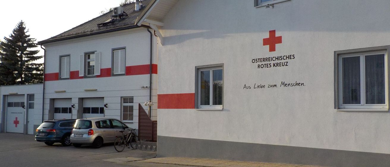 Bild enthält, Logo, Car, Vehicle, Machine, Wheel, Symbol, Bicycle, First Aid, Red Cross, License Plate