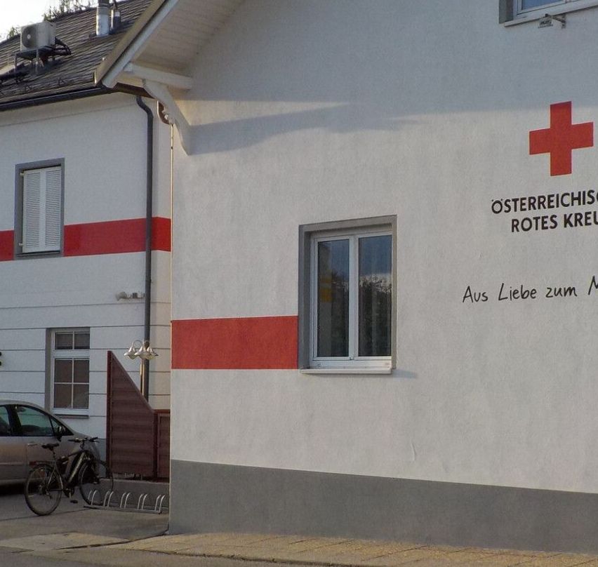 Bild enthält, Logo, Car, Vehicle, Machine, Wheel, Symbol, Bicycle, First Aid, Red Cross, License Plate