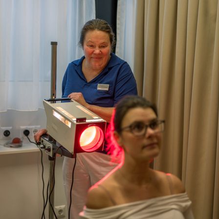 Bild enthält, Adult, Female, Person, Woman, Lighting, Glasses, Face, Head, Hospital, Electronics