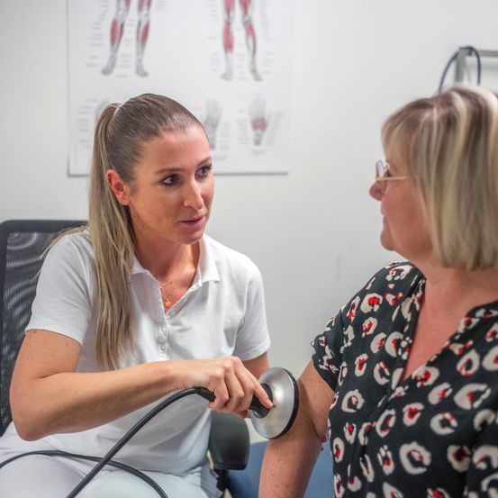 Bild enthält, Adult, Female, Person, Woman, Face, Head, Conversation
