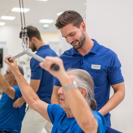 Bild enthält, Adult, Male, Man, Person, Female, Woman, Hairdresser, Nurse, Face, Wristwatch