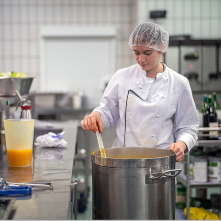 Bild enthält, Adult, Male, Man, Person, Chef, Cooking, Food, Stirring Food, Face, Head