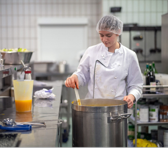 Bild enthält, Adult, Male, Man, Person, Chef, Cooking, Food, Stirring Food, Face, Head