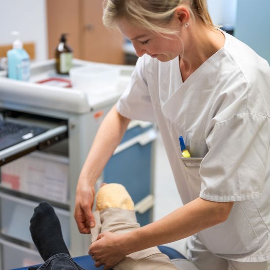 Bild enthält, Adult, Female, Person, Woman, Male, Man, Hosiery, Sock, Face, Head