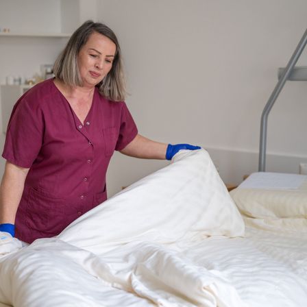 Bild enthält, Adult, Female, Person, Woman, Clothing, Glove, Bed, Furniture, Face, Hospital