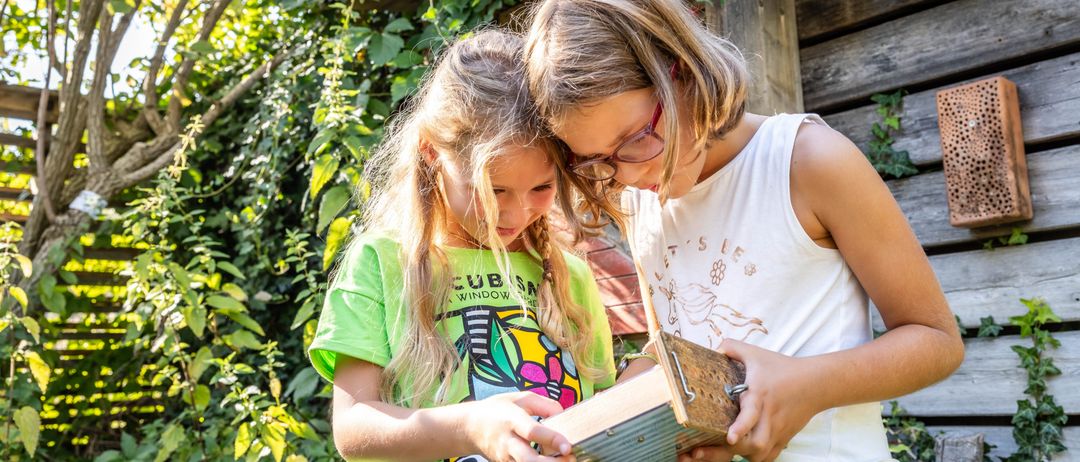 Bild enthält, Person, Reading, Child, Female, Girl, Pants, Face, Jeans, Garden, Portrait