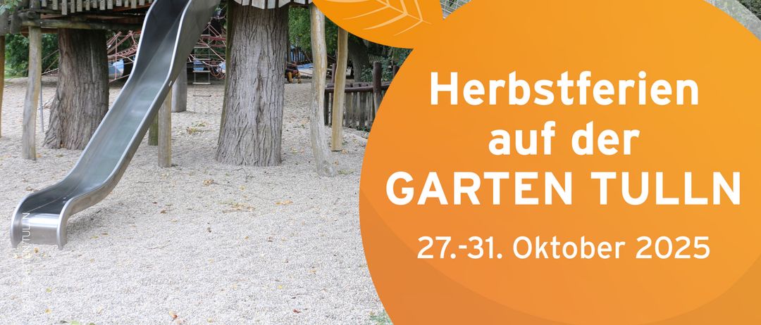 Ein Spielplatz im Freien mit einer Rutsche und einem Holzhaus. Der Text lautet 'Herbstferien auf der Garten Tull' und '27.-31. Oktober 2022'.