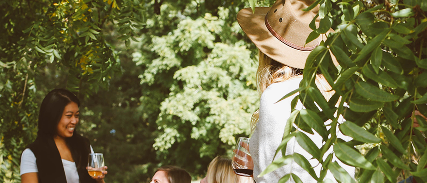 Bild enthält, Nature, Outdoors, Adult, Female, Person, Woman, Face, Head, Hat, Countryside