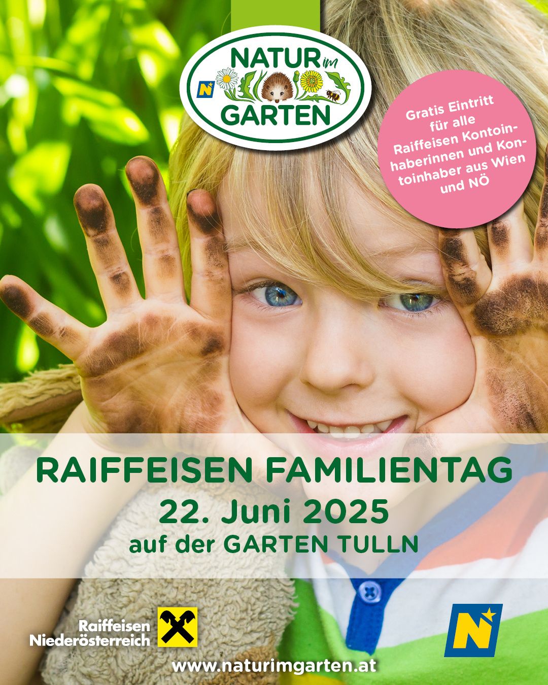 Ein Poster zeigt ein junges Kind mit schmutzigen Händen, das ein Schild hochhält. Der Text lautet Raiffeisen Familientag, 22. Juni 2025, auf der Garten Tulln. Das Kind lächelt.