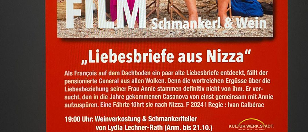 Filmplakat für 'Liebesbriefe aus Nizza' mit einem älteren Paar unter einem Regenschirm. Der Text beschreibt einen pensionierten General, der alte Liebesbriefe entdeckt. Der Film wird am Freitag, 24. Oktober um 20 Uhr gezeigt.