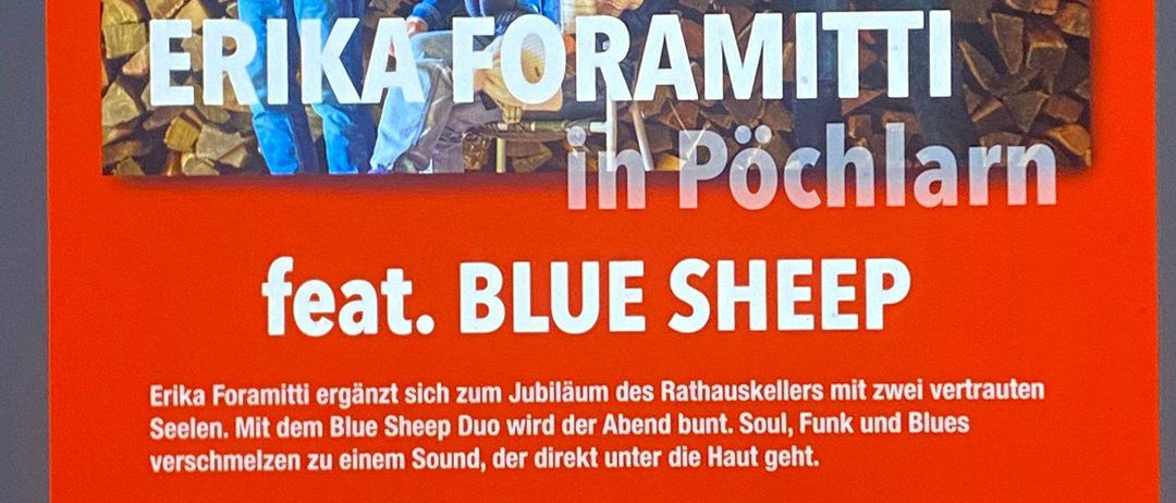 Plakat für Erika Foramittis Jubiläumsauftritt im Rathauskeller mit Blue Sheep, mit drei Personen, die vor einem Holzstapel stehen. Die Veranstaltung beinhaltet eine Mischung aus Soul, Funk und Blues. Datum: 18. April 2024.