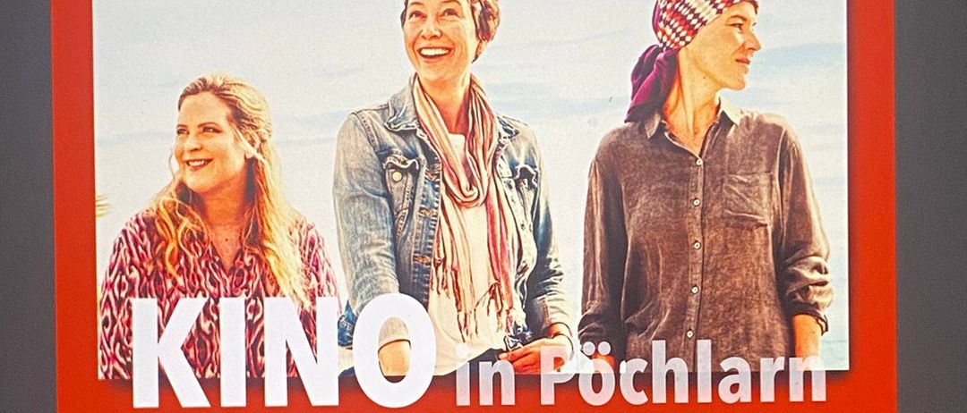 Ein Plakat bewirbt den Film 'Altweibersommer' im Kino Pöchlarn. Die Darsteller sind Pia Hierzegger, Ursula Strauss, Diana Amft und Josef Hader. Der Film läuft am Freitag, 8. Mai, um 20 Uhr.