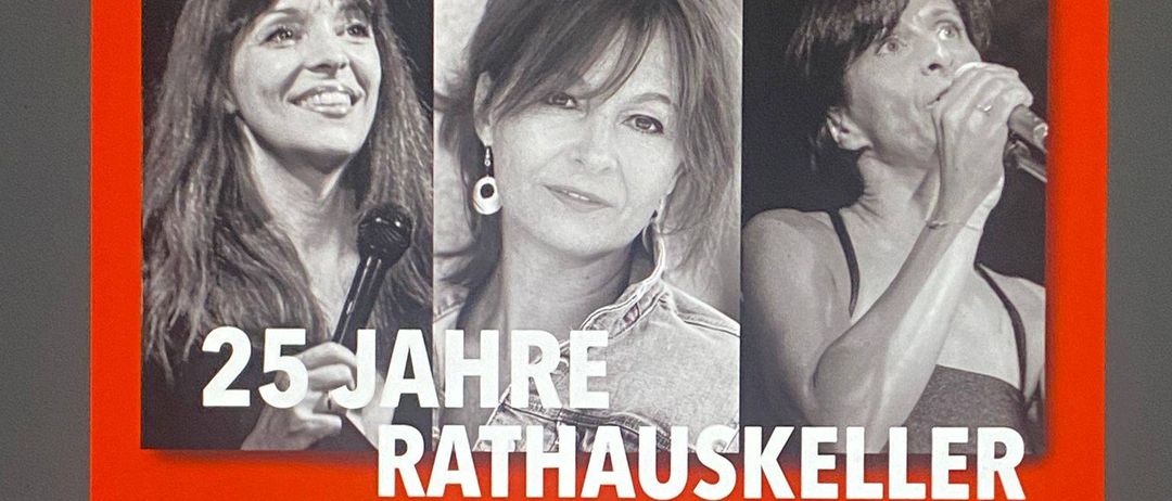 Plakat für das 25 Jahre Rathauskeller-Event. Zeigt drei Frauen, eine singt, eine spielt Gitarre, eine mit Mikrofon. Datum: Sa, 9. Mai, 19 Uhr. Musikalische Acts beinhalten Stage Band I und andere.