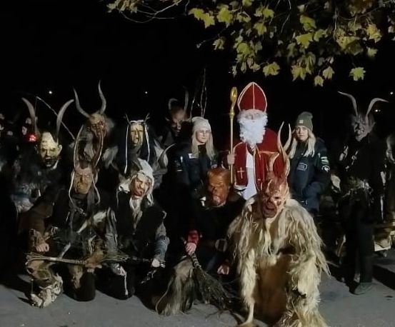 Bild enthält, Festival, Christmas, Adult, Male, Man, Person, Santa Claus, Face, Head