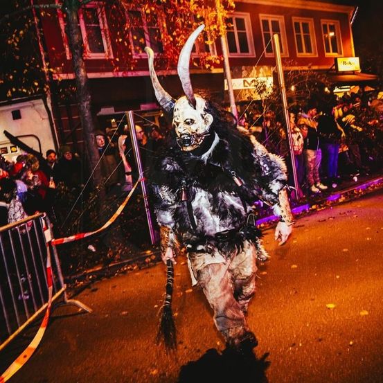 Bild enthält, Person, Urban, Festival, Face, Head