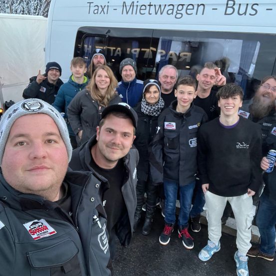 Bild enthält, People, Person, Jacket, Jeans, Adult, Male, Man, Female, Woman, Shoe