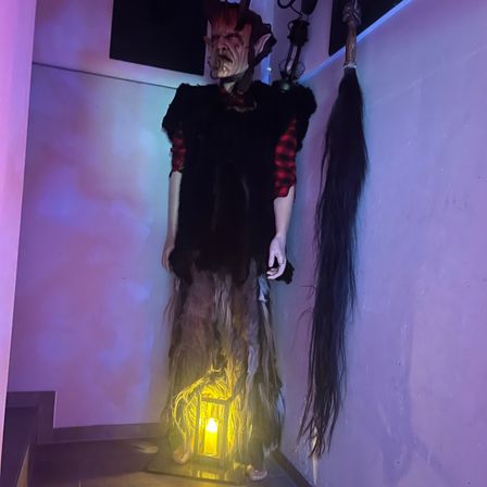 Bild enthält, Floor, Person, Face, Head, Flooring, Festival