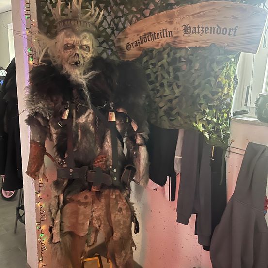 Bild enthält, Person, Clothing, Coat, Dressing Room, Indoors, Face, Head, Wheel, Candle, Furniture