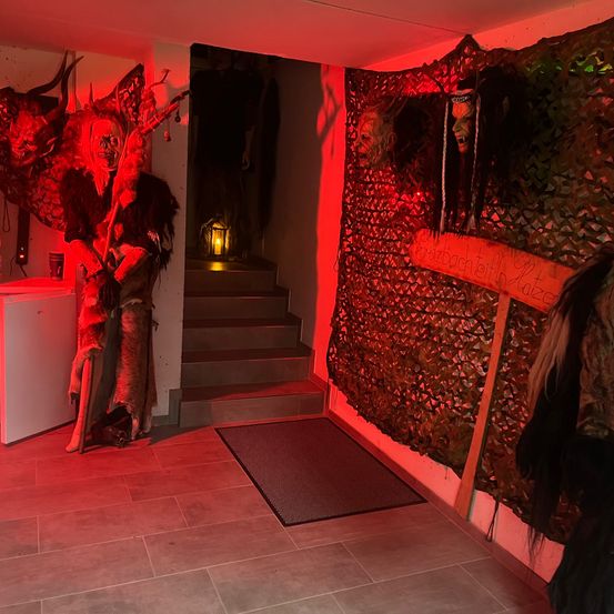 Bild enthält, Floor, Handrail, Urban, Adult, Female, Person, Woman, Staircase, Living Room, Interior Design