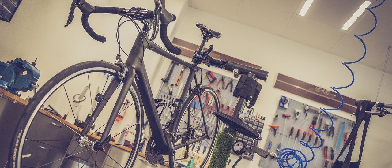 Bild enthält, Bicycle, Transportation, Vehicle, Machine, Wheel, Building, Factory, Manufacturing, Workshop, Spoke