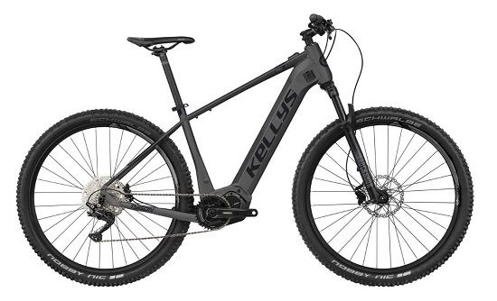 Ein schwarzes Mountainbike mit dem Wort Kallus am Rahmen, ausgestattet mit Schwalbe-Reifen und robusten Speichen.